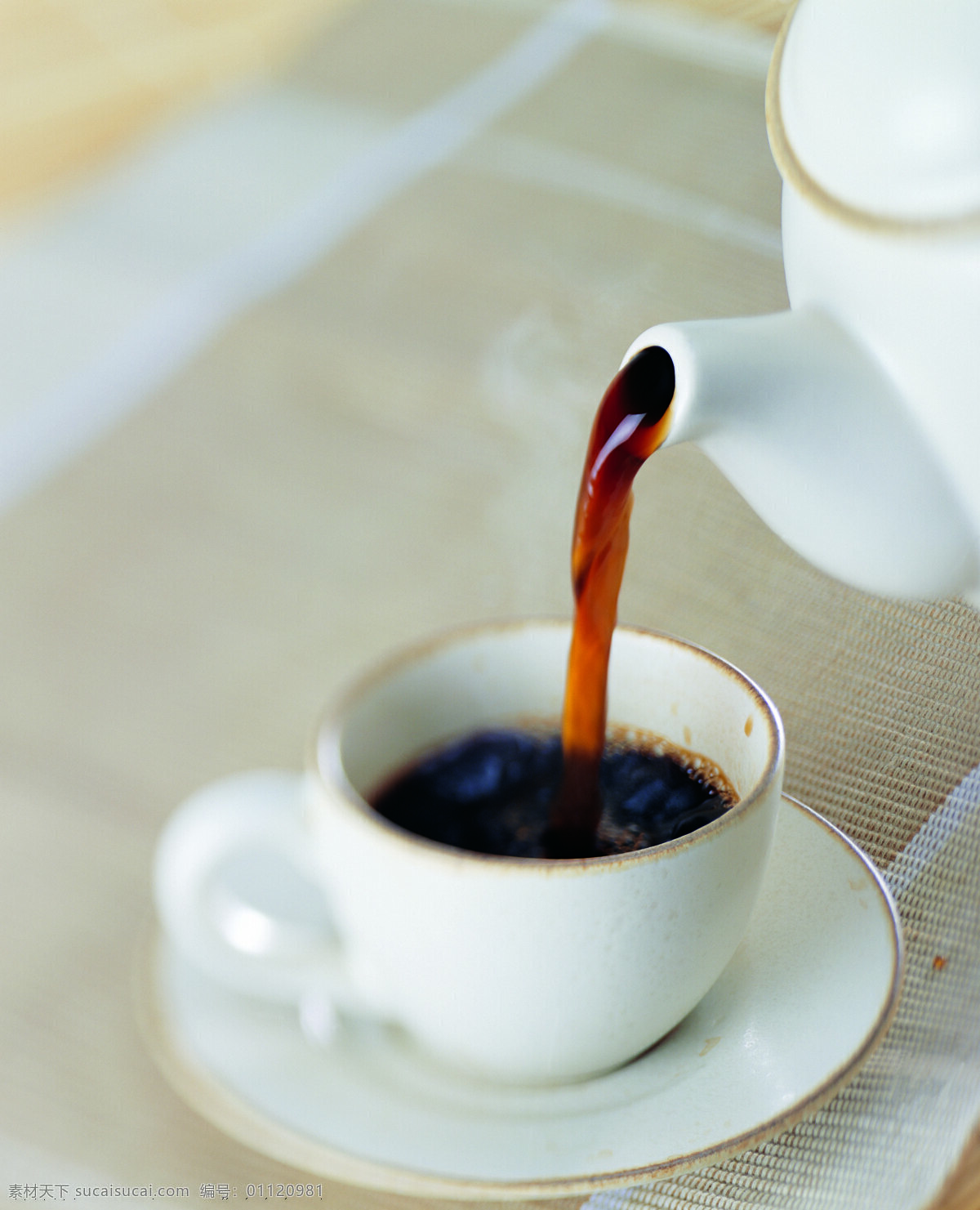 倒 出 咖啡 特写 餐具 杯子 香浓 冲咖啡 倒咖啡 高清图片 咖啡图片 餐饮美食