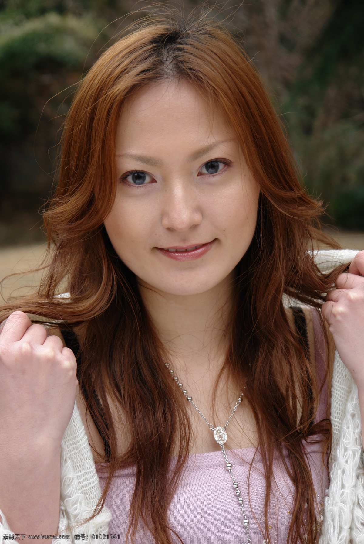 女人 女性 女性女人 染发 人物图库 摄影图库 时尚 高清 高清时尚女性 索尼 dscr1 相机 项链 微笑 外景 千 万 像素 美女 psd源文件