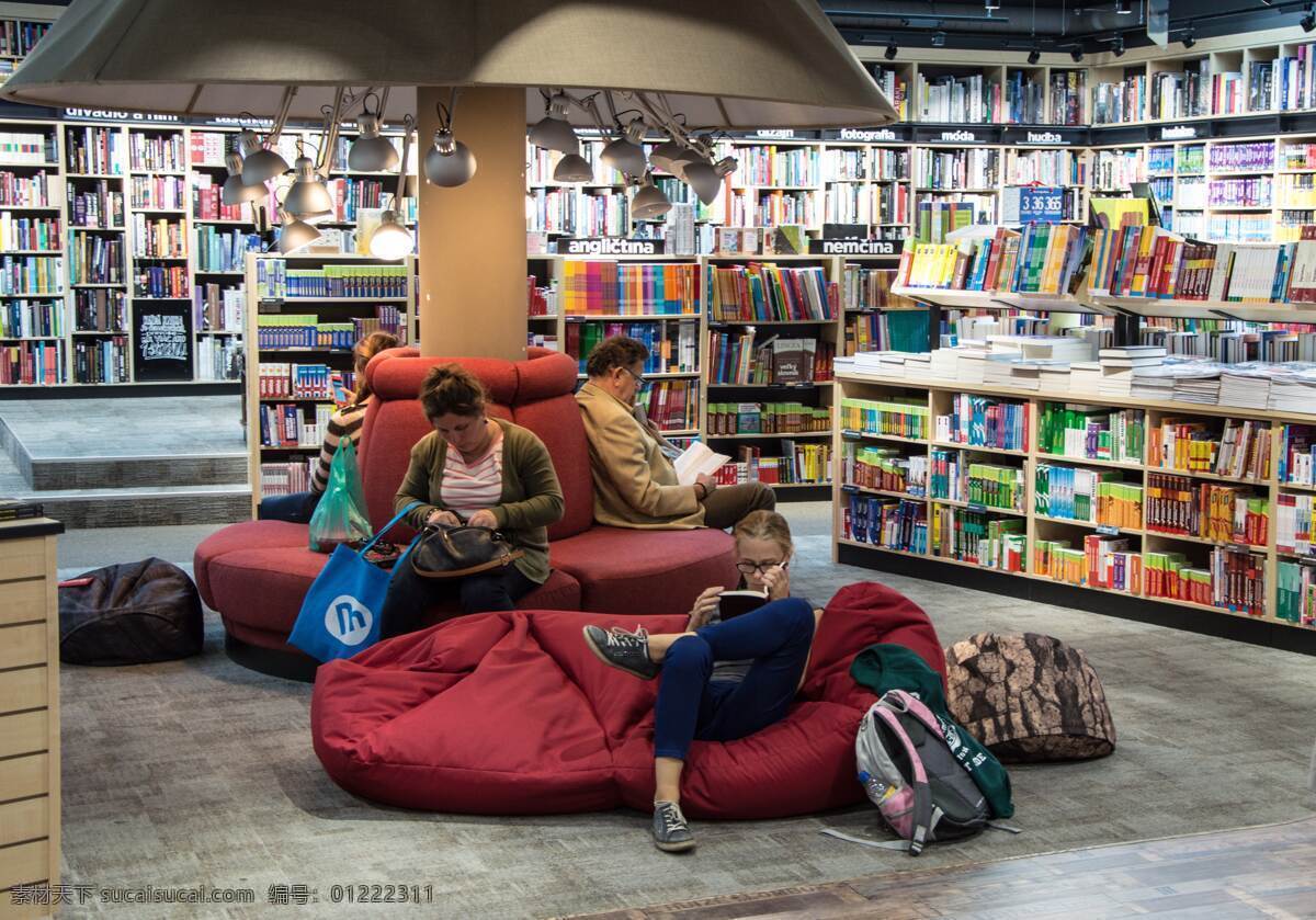 坐在 地板 上 看书 人 坐 背包 书籍 书架 书店 繁忙的教育 知识 图书馆 灯光 文学 人们 读者 阅读 娱乐 研究 休息 商店 坐在沙发 书 生活百科 学习办公