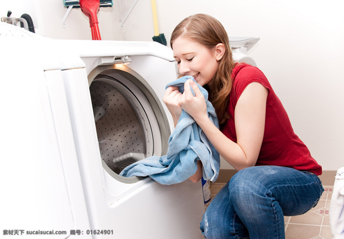 洗衣服的女孩 洗衣机 干洗机 衣服 美女 女孩 洗衣服 家务 日常生活 家居生活 人物图库 人物摄影 人物 高清