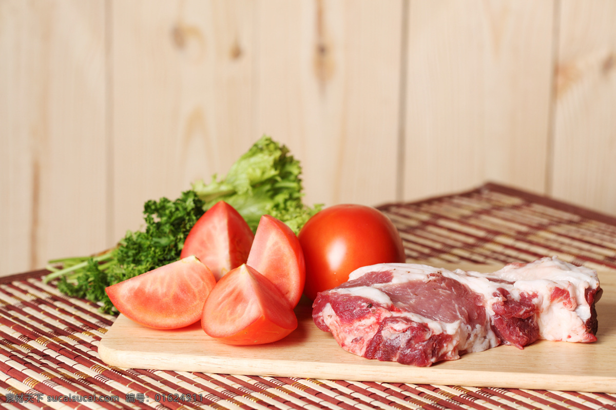 生肉 鲜肉 生肉鲜肉 木板 案板 西红柿 黄瓜 生菜 蔬菜 肉类 猪肉 牛肉 瘦肉 新鲜 食物原料 食材原料 餐饮美食