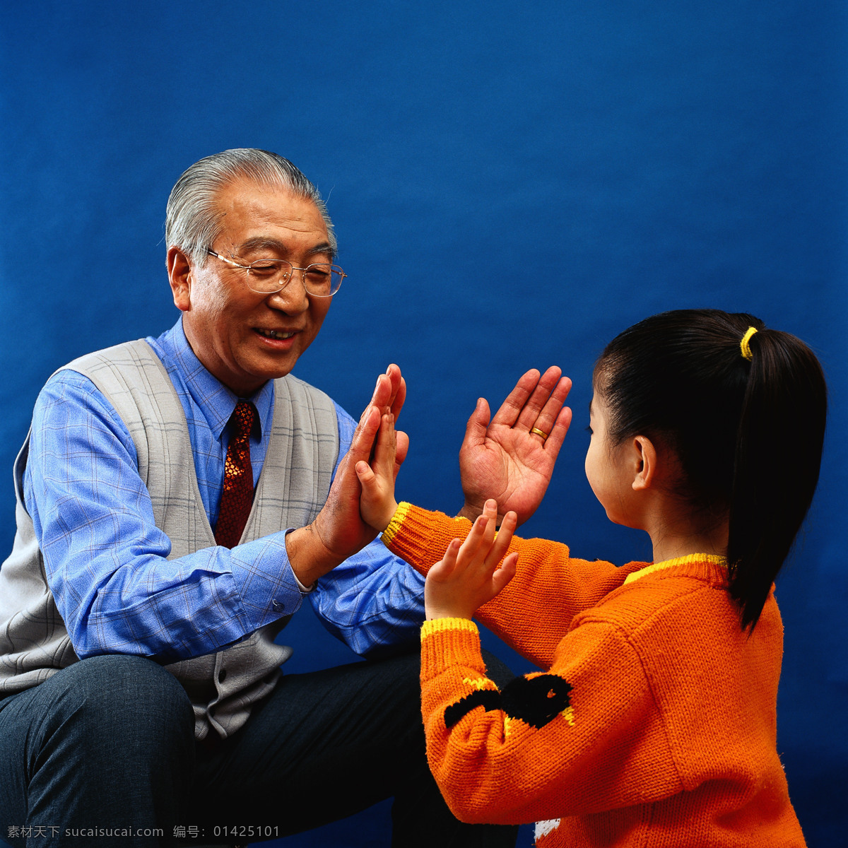 孝敬 老人 人物图库 摄影图库 孝敬老人 小孩 老人与小孩 手拍手做游戏 老年人物 psd源文件