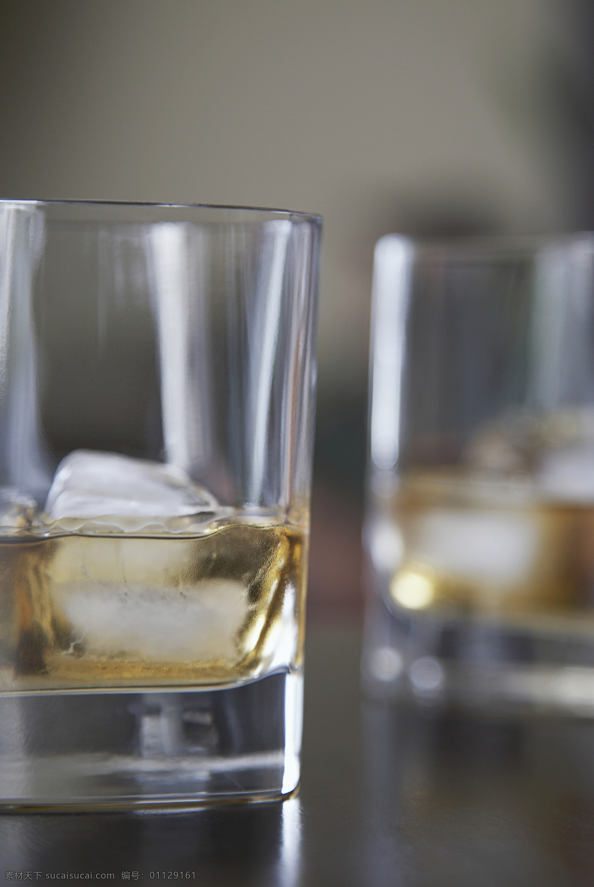装有 冰块 酒杯 生活用品 酒 高档 休闲 品味 摄影图 高清图片 冰块图片 生活百科