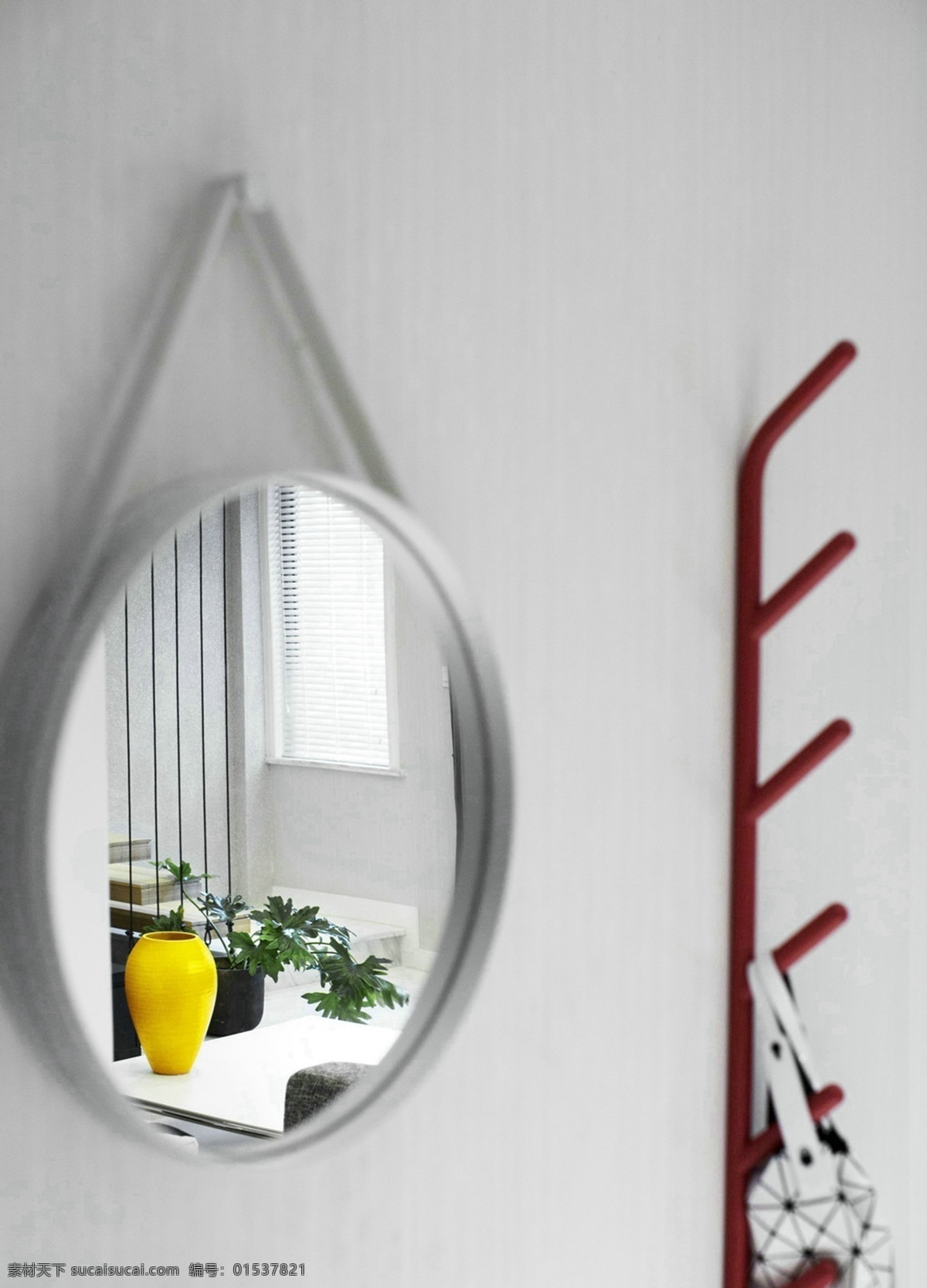 现代 时尚 客厅 白色 背景 墙 室内装修 效果图 红色衣架 客厅装修 浅色背景墙 圆形镜子
