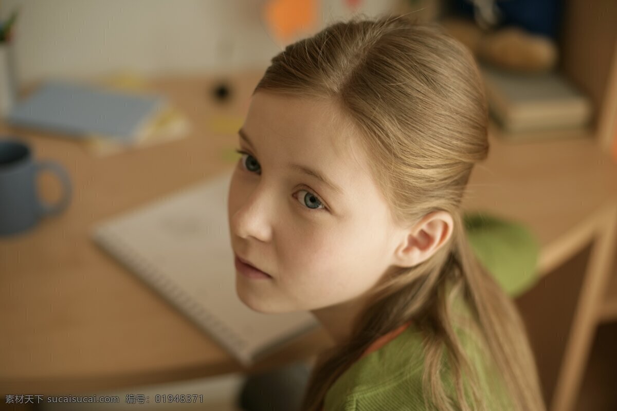 可爱 外国 女生 写作业的女孩 小女孩 外国女孩 外国儿童 生活人物 人物图片