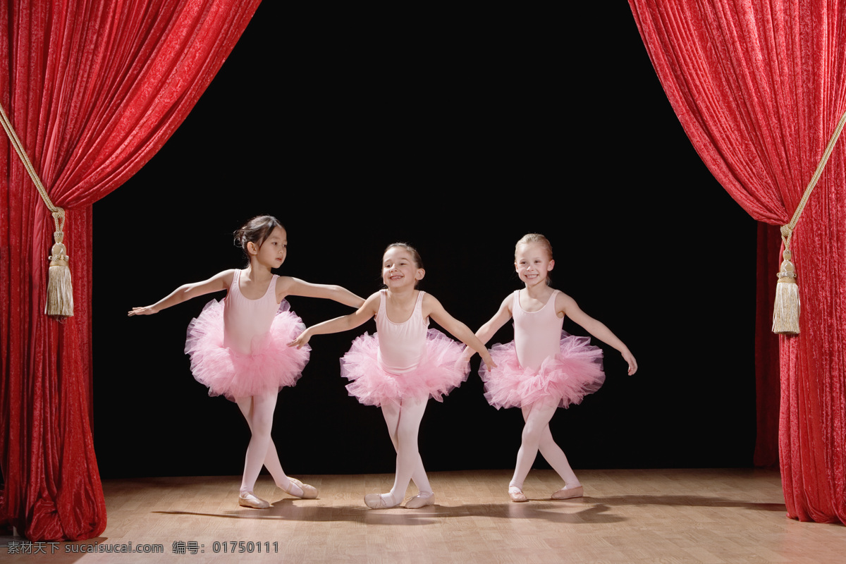 舞台 上 跳 芭蕾 小女孩 女孩 小演员 舞蹈演员 跳舞 艺术 舞步 芭蕾舞 表演 裙子 动作 优美 舞姿 儿童 儿童图片 人物图片