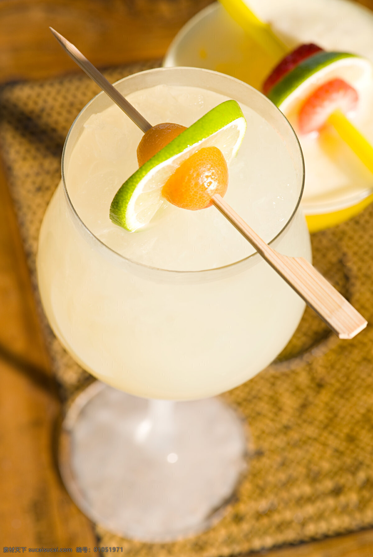 柠檬 橘子 鸡尾酒 水果鸡尾酒 果汁饮料 玻璃杯子 其他类别 餐饮美食 白色