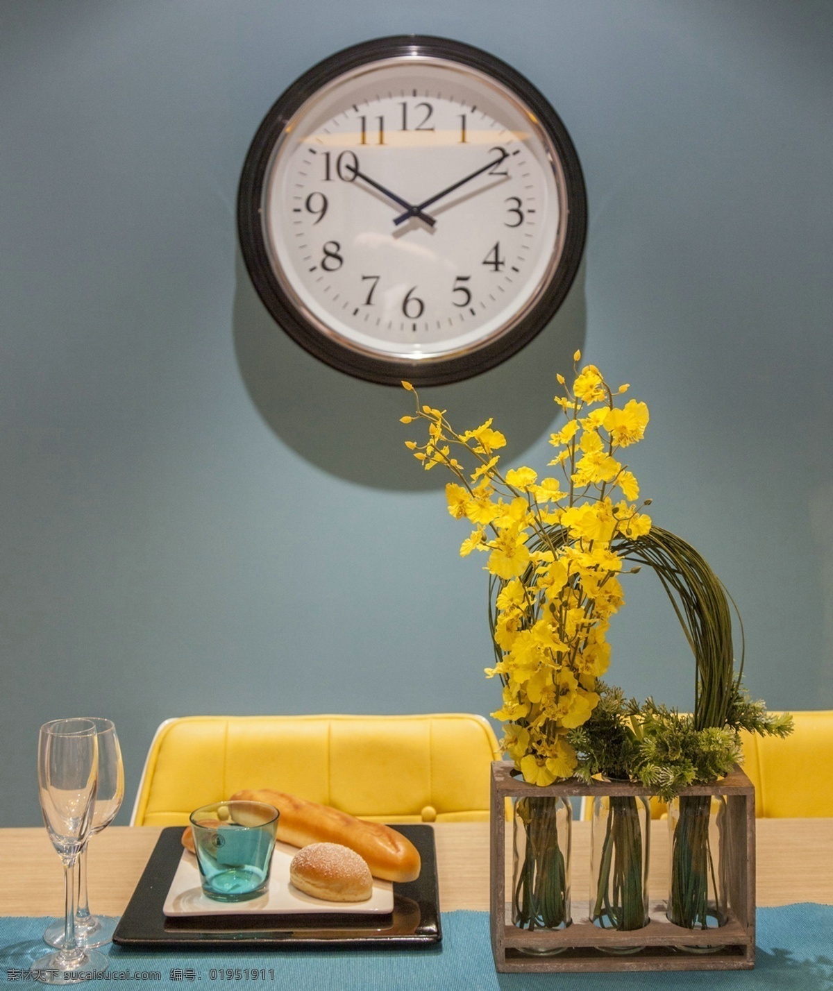 简约 时尚 餐厅 蓝色 墙壁 装修 效果图 白色灯光 长方形餐桌 钟表 桌椅
