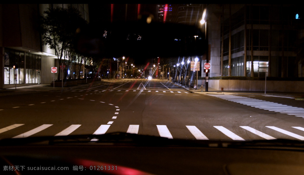 公路 上 快速 行驶 车辆 夜景 实拍视频 人物流动 视频素材 高清视频 视频模板