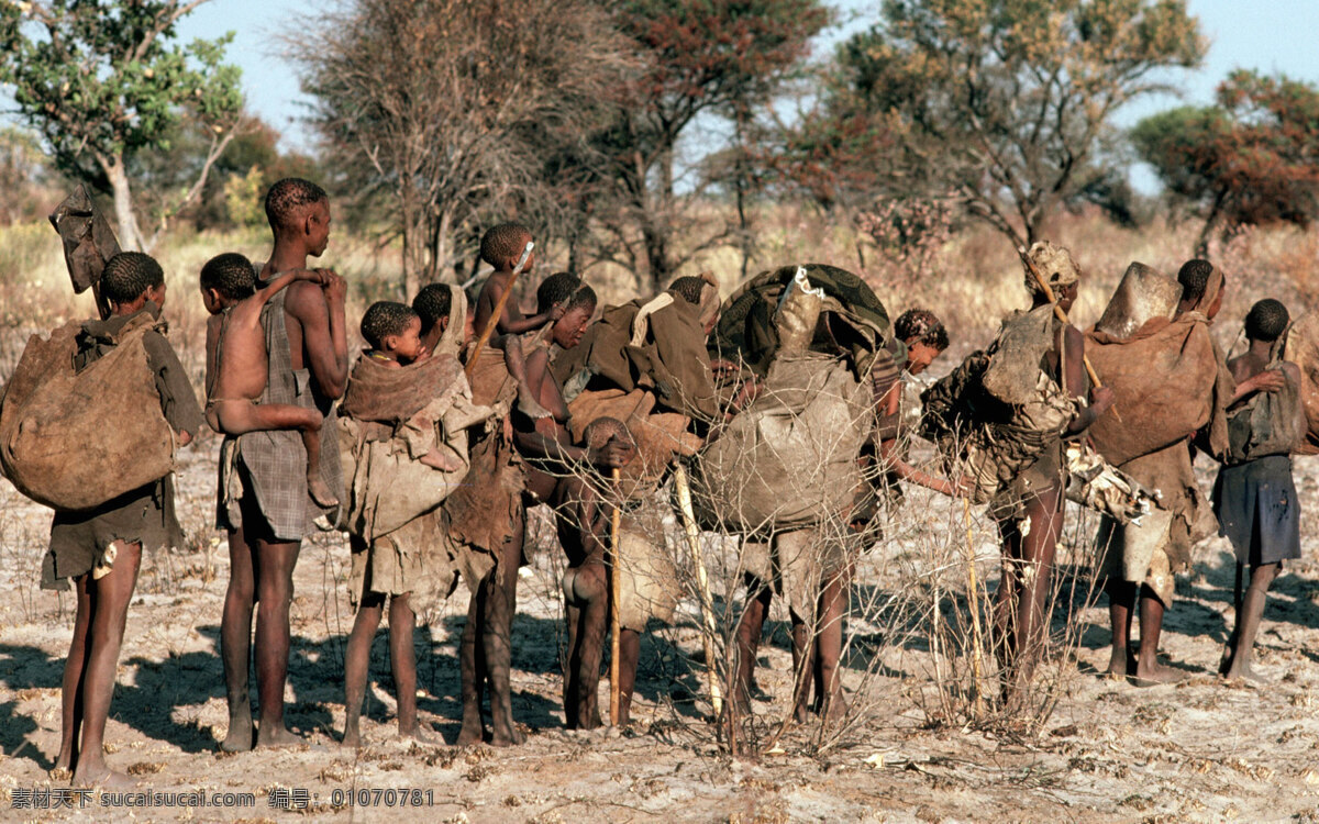 非洲难民 非洲 干旱 平原 一群 行走 难民 炙热的阳光 黑色的皮肤 衣衫褴褛 平实的笑容 人物图库 人物摄影 摄影图库