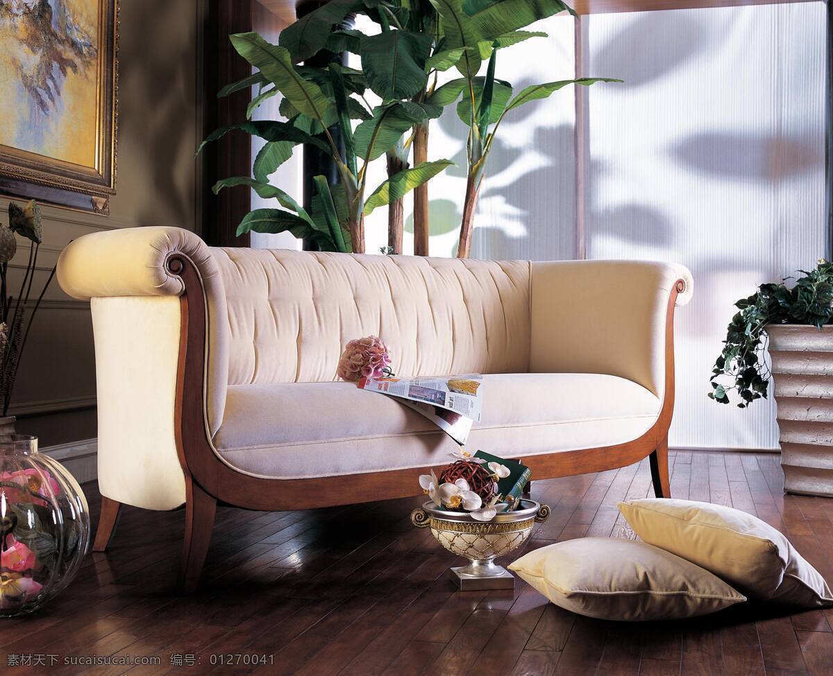 白色 抱枕 花 家居生活 家具 欧式 欧式沙发 沙发 实木 生活百科 装饰素材