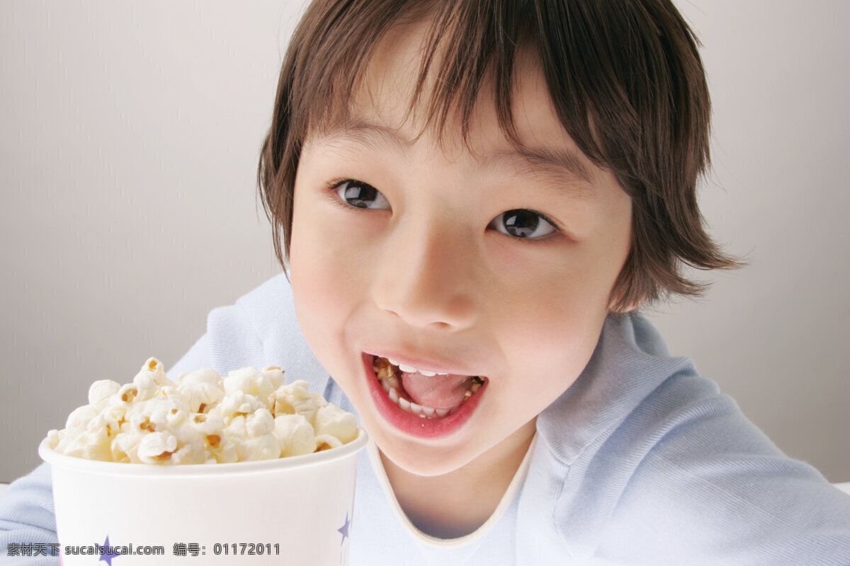 吃 爆米花 小 男孩 美食 美味 好味道 可爱 儿童 孩子 小男孩 生活人物 人物图片