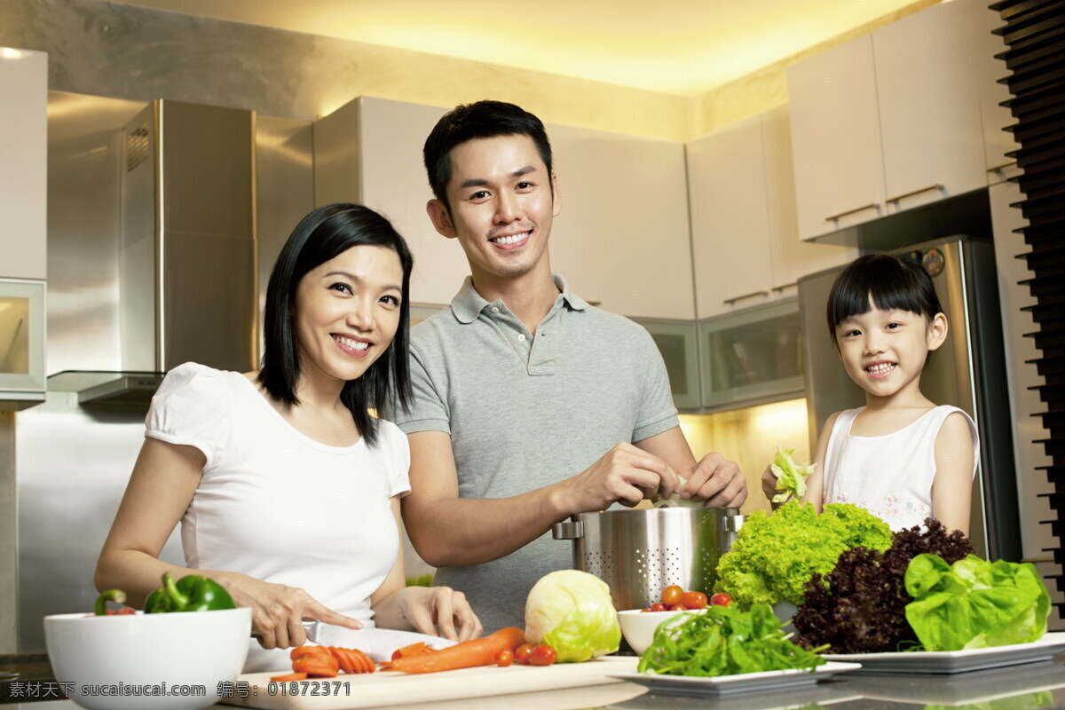 厨房 做饭 一家人 蔬菜 家庭 亚洲家庭 人物图片 生活人物