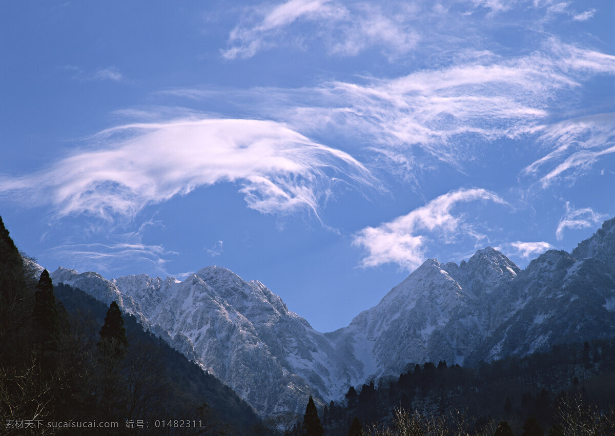 雄伟的高山 山脉 山峦 雄伟 高大 连绵不绝 山峰 辽阔 雪山 天空 白云 自然风景 自然景观 蓝色
