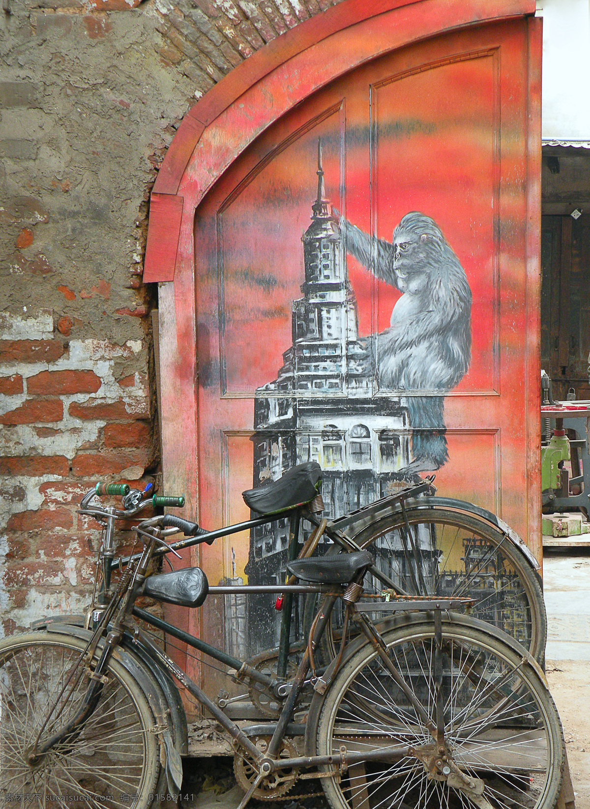 铁门 上 破旧 自行车 交通工具 破旧自行车 砖墙 其他类别 生活百科