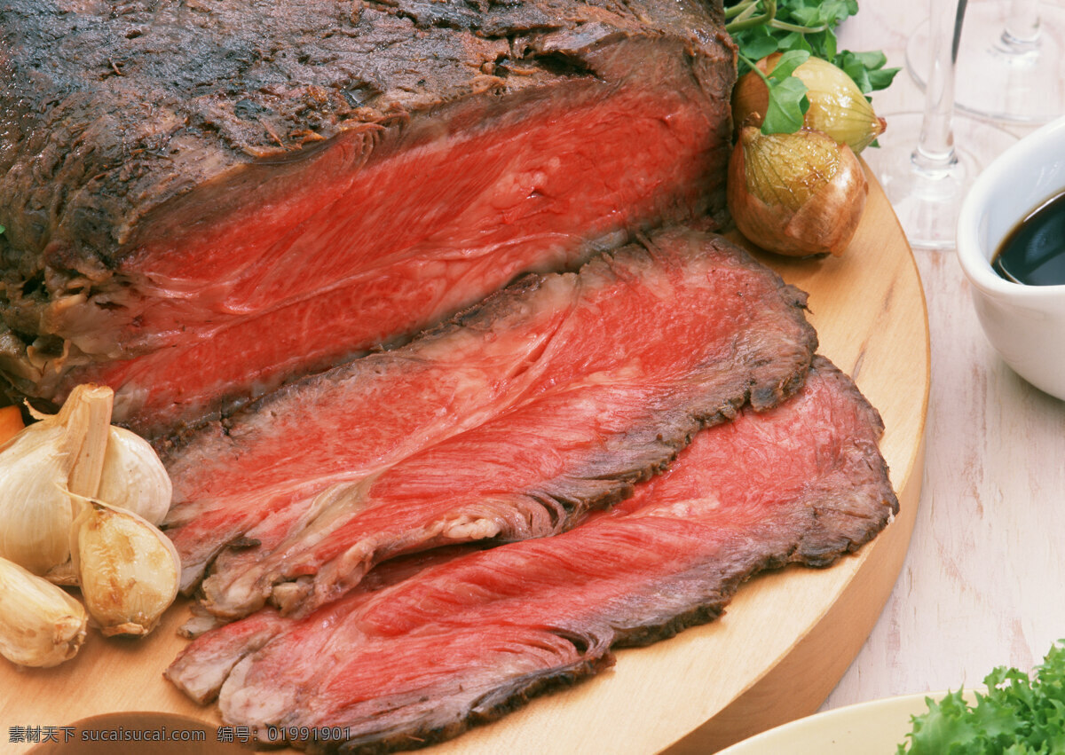 腊肉摄影 肉 食物 餐饮美食 美味 可口 肉类 腊肉 腊肠 肉片 大蒜 食材原料 红色
