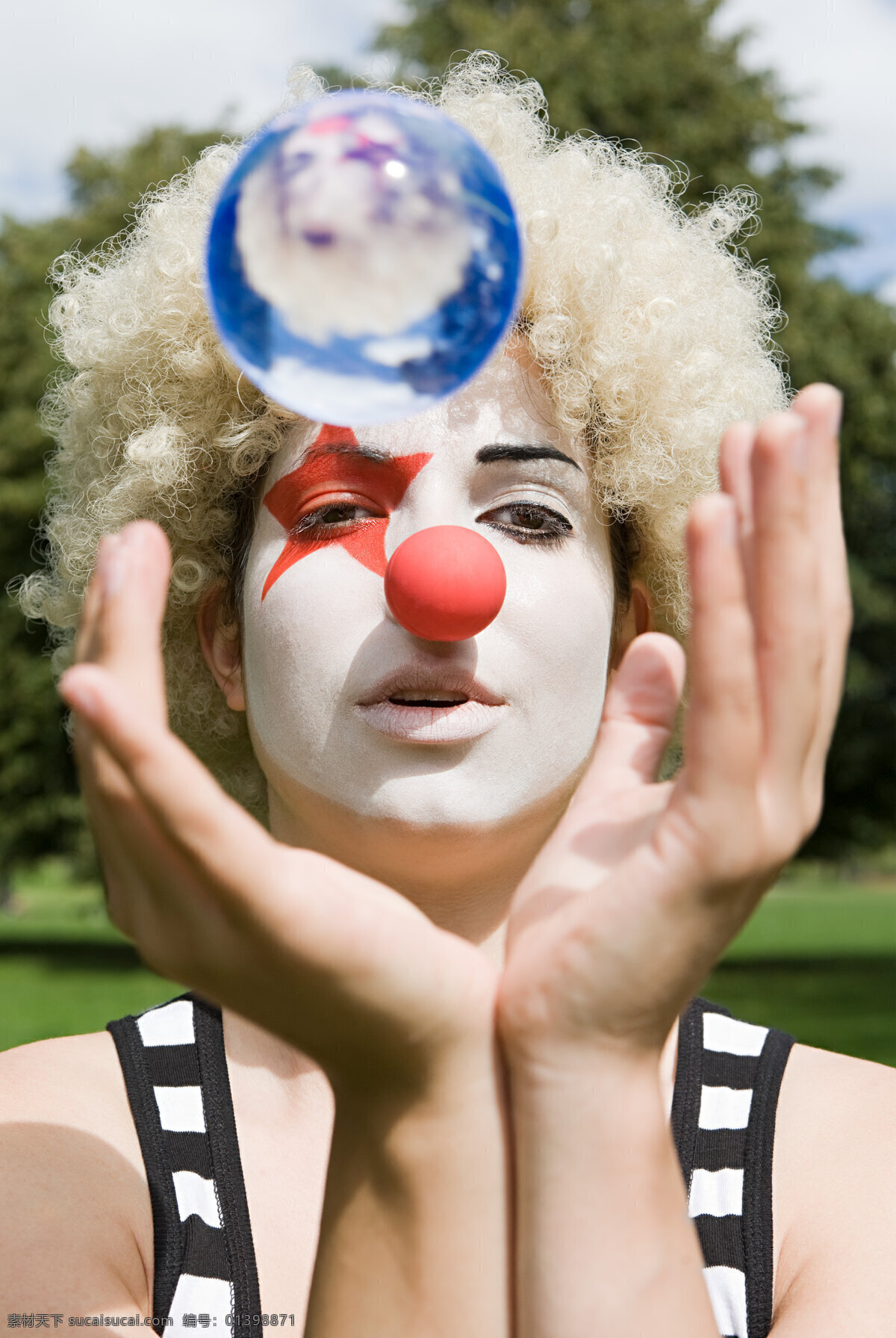 捧 水晶球 小丑 女性小丑 小丑演员 马戏演员 马戏团人物 生活人物 人物图片