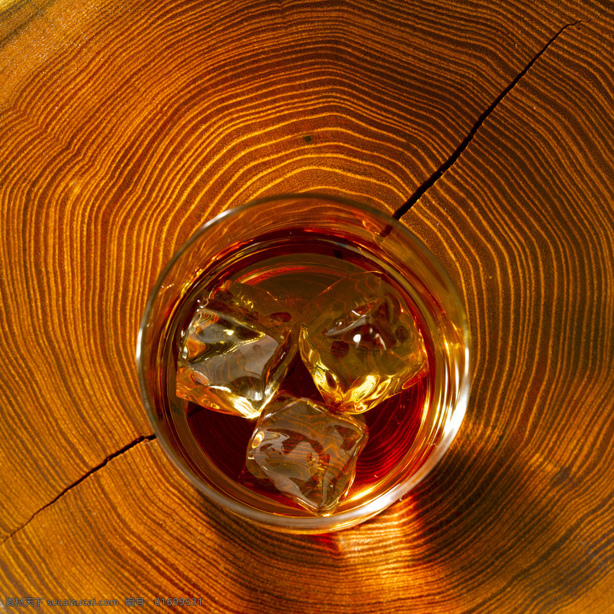 加 冰块 洋酒 加冰洋酒 威士忌 高档洋酒 美酒 酒水饮料 玻璃酒杯 杯子 酒类图片 餐饮美食