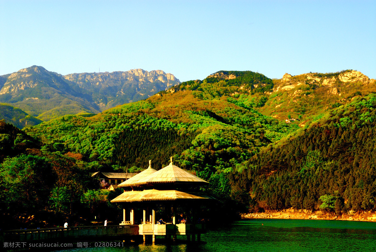 春色 春天 春意 大山 湖水 森林 山峰 山脉 春山 湖心亭 春山湖心亭 植物 碧湖 游人 泰山上的风景 山水风景 自然景观 psd源文件