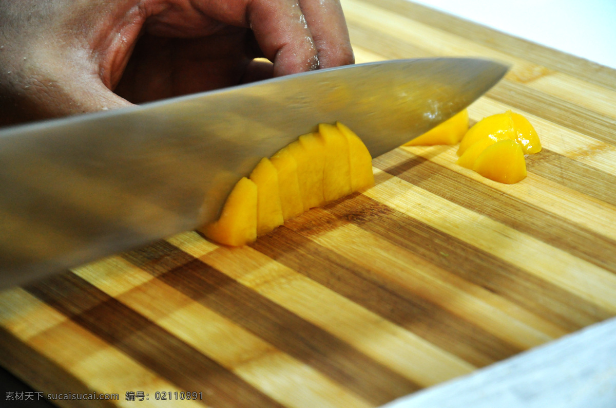 切水果 罐头 芒果 水果 果盘 黄桃 菠萝 苹果 胡萝卜 切菜 切菜板 厨房 刀切 食品 餐饮美食 餐具厨具