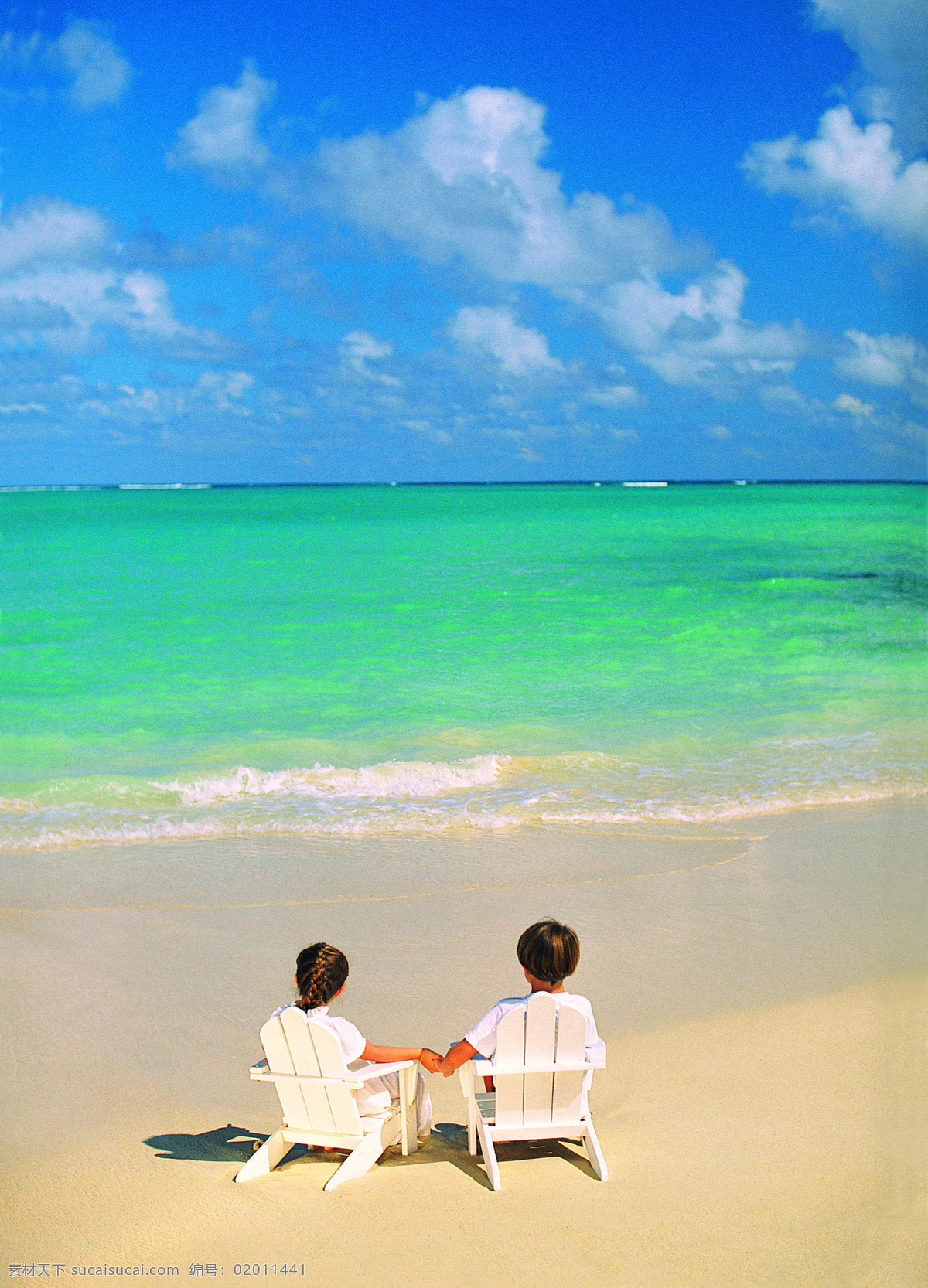 坐在 海滩 上 情侣 阳光 天空 白云 沙滩 海岸 坐着 椅子 面朝大海 听海 观海 看海 甜蜜 执子之手 户外休闲 户外活动 生活人物 人物图片