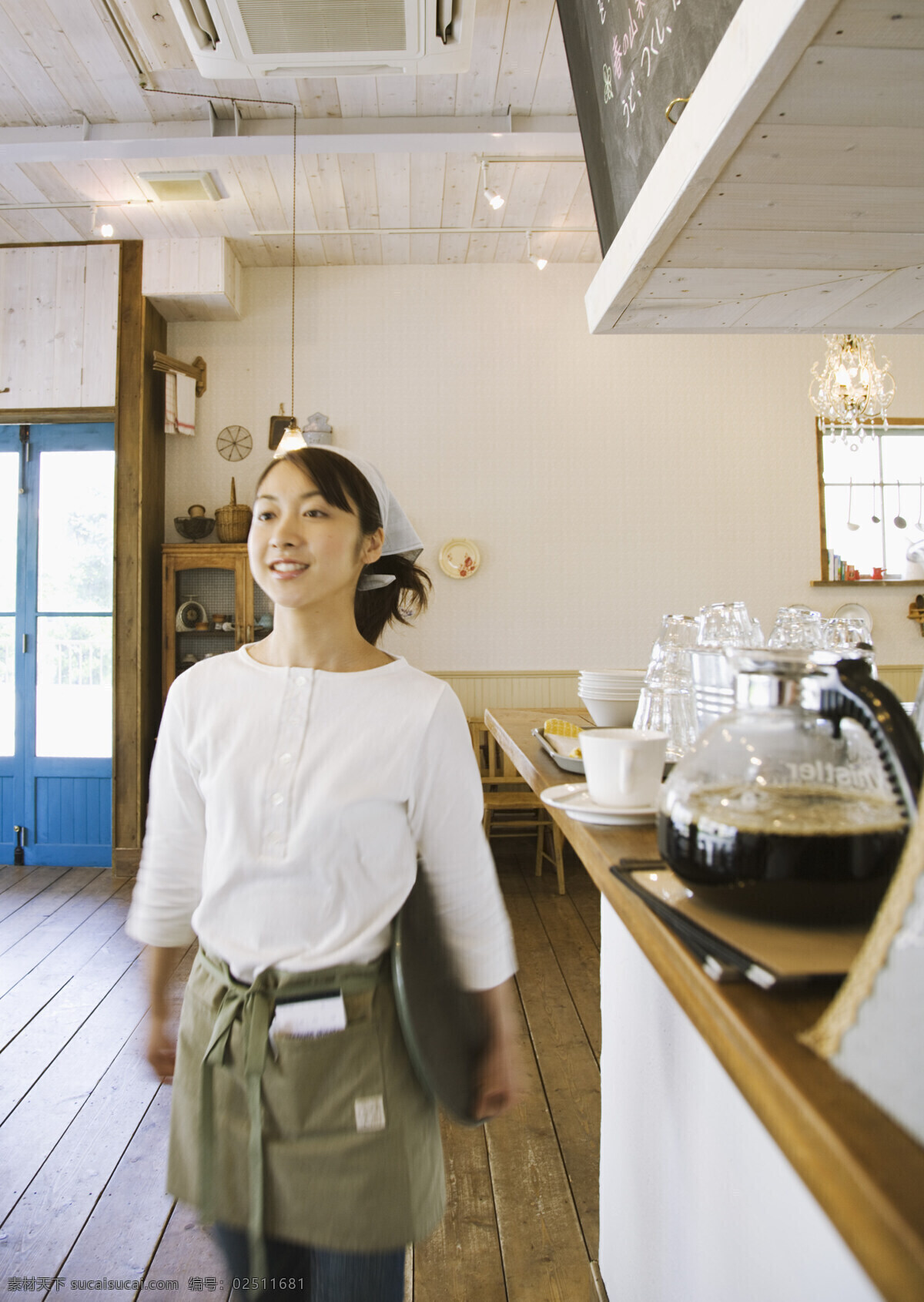 餐厅 服务员 人 柜台 杯子 碟子 咖啡壶 美女 人物素材 生活素材 高清图片 生活人物 人物图片