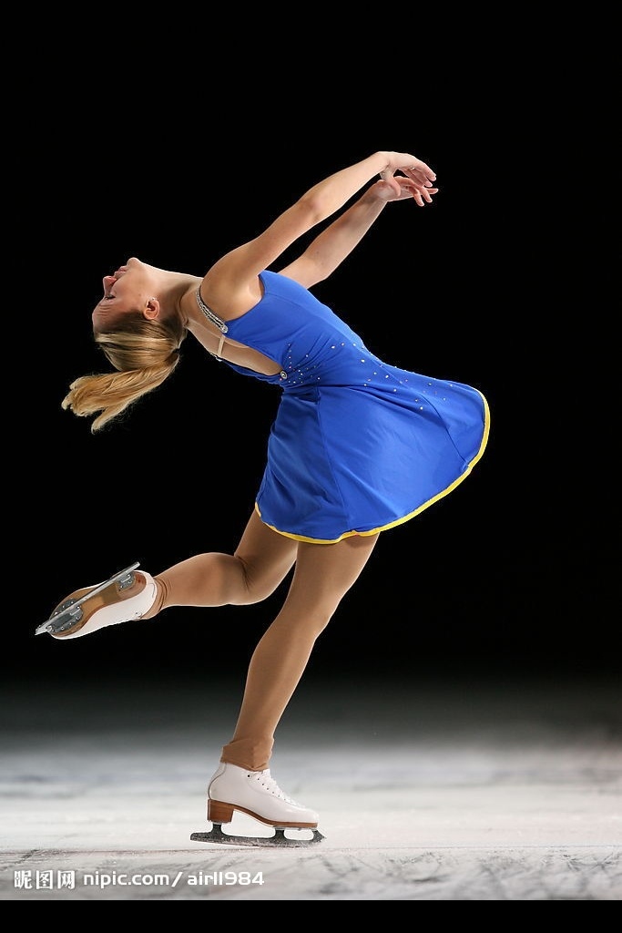 女子 单人 花样滑冰 溜冰 冰上运动 滑冰 人物 文化艺术 体育运动 蓝色运动服 国外女性 舞蹈 瞬间抓拍 创意摄影 高清图片 创意图片 印刷适用 摄影图库