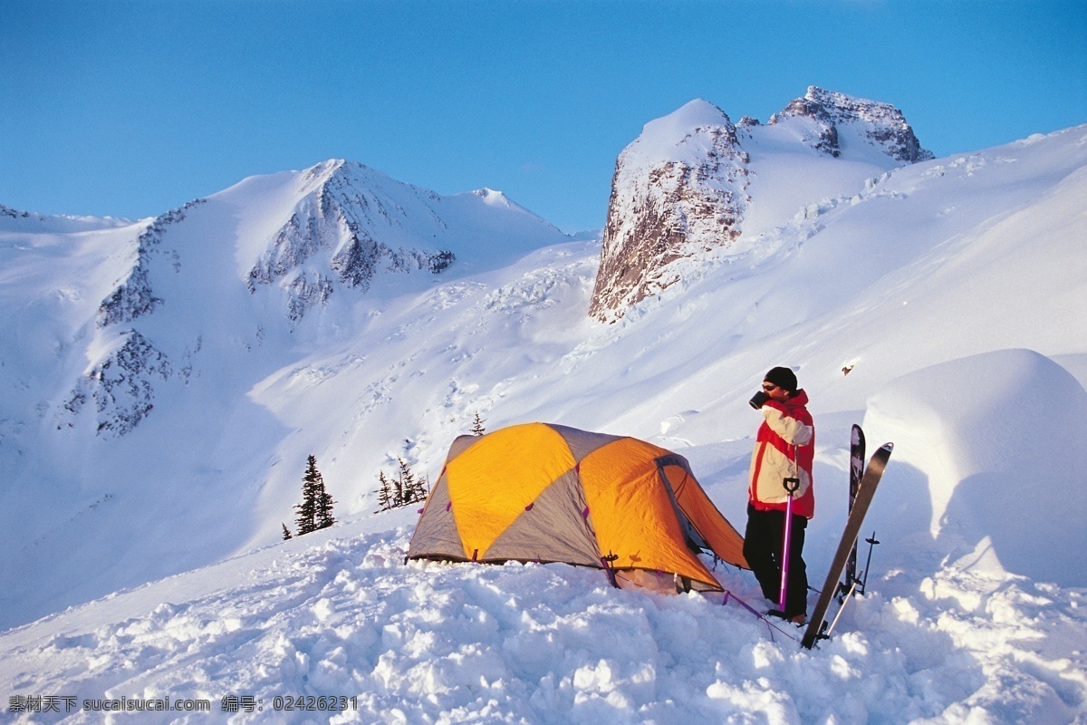 雪山 上 滑雪 运动员 雪地运动 划雪运动 极限运动 体育项目 帐篷 生活百科 风景 摄影图片 高清图片 滑雪图片