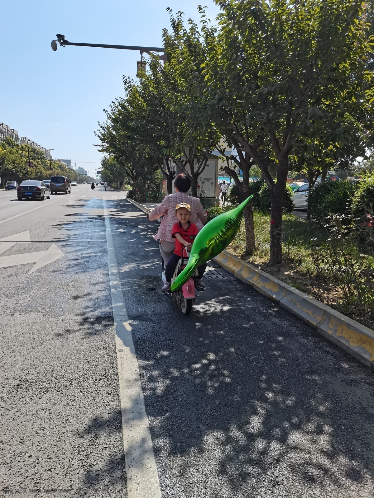 蓝天 下 城市 道路 树木 行人 美景 建筑景观 自然景观