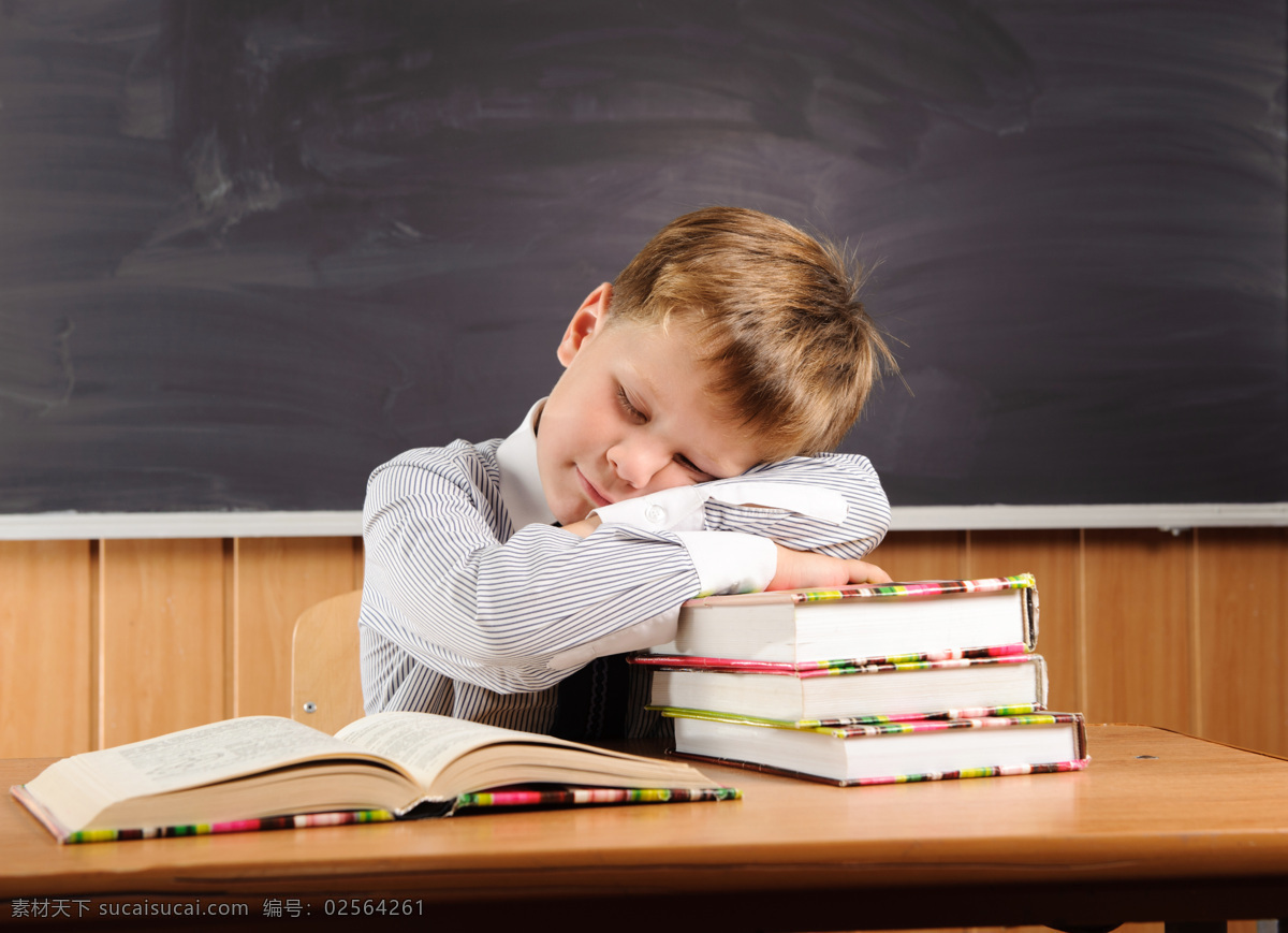 睡觉 小 男孩 外国儿童 小孩 小学生 小男孩 书本 儿童图片 人物图片