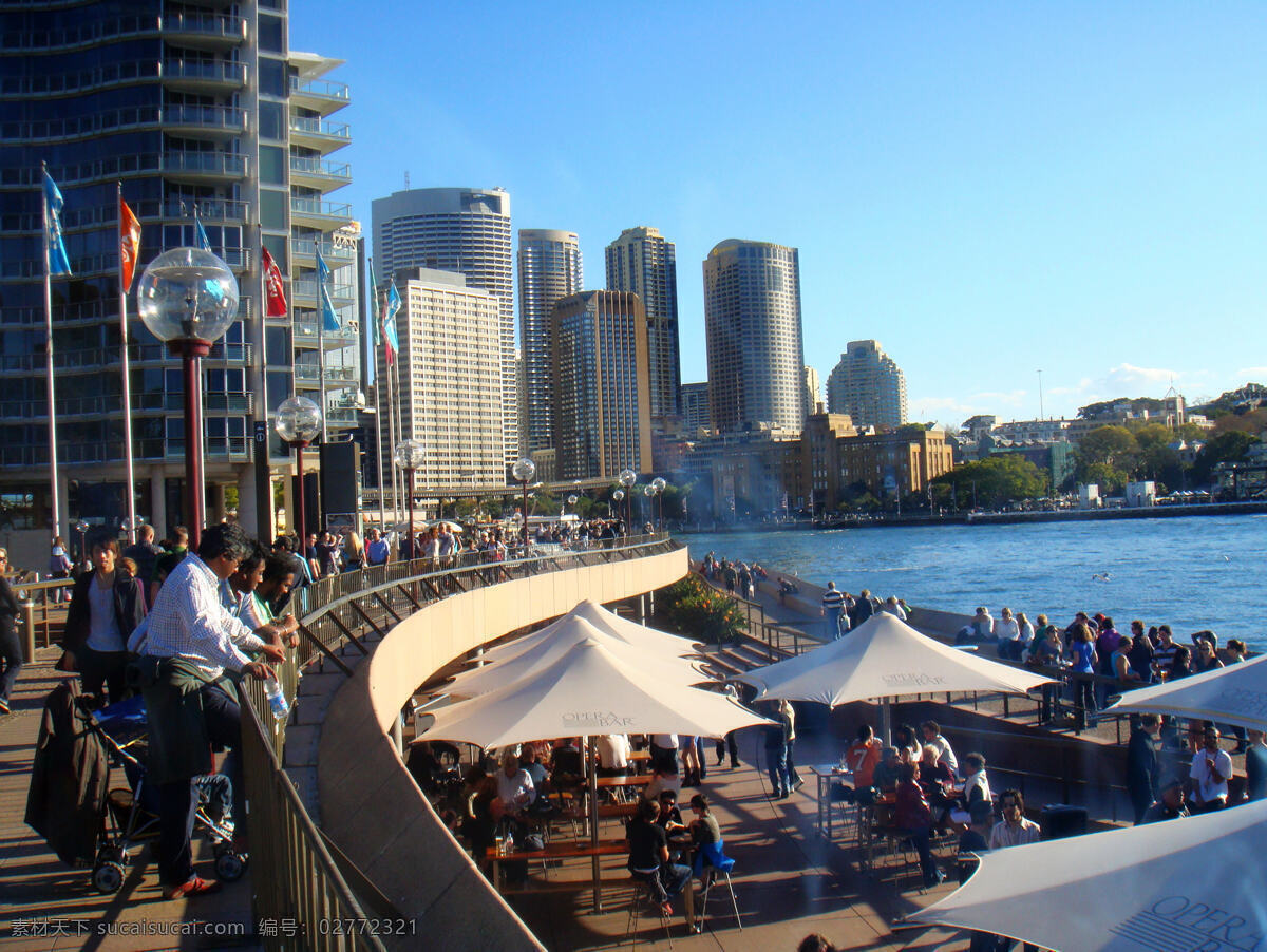 悉尼湾 悉尼 澳大利亚 建筑 高层建筑 游客 走廊 游道 露天咖啡座 路灯 旗帜 太阳伞 海湾 蓝天 游人 国外旅游 旅游摄影