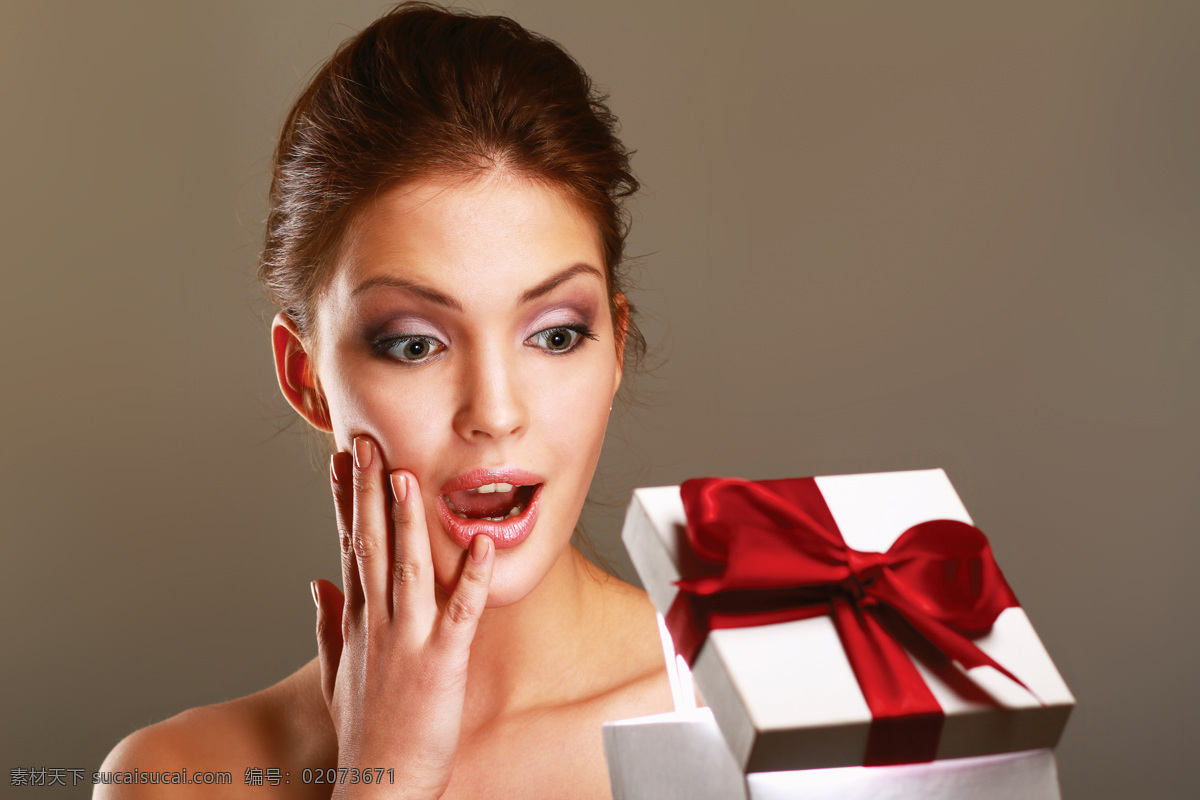吃惊 女人 人物 女性 惊讶 礼物 礼物盒 红色蝴蝶结 张嘴 美女图片 人物图片