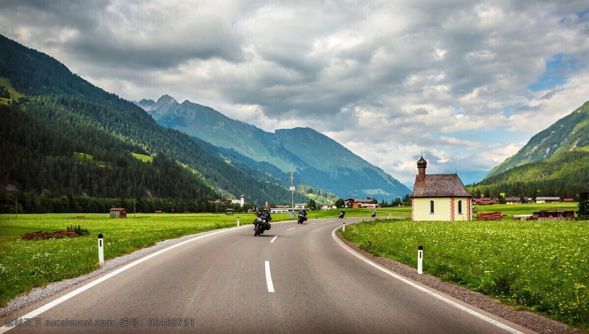 乡村 道路 山峰 小屋 摩托车 乌云 山水风景 风景图片