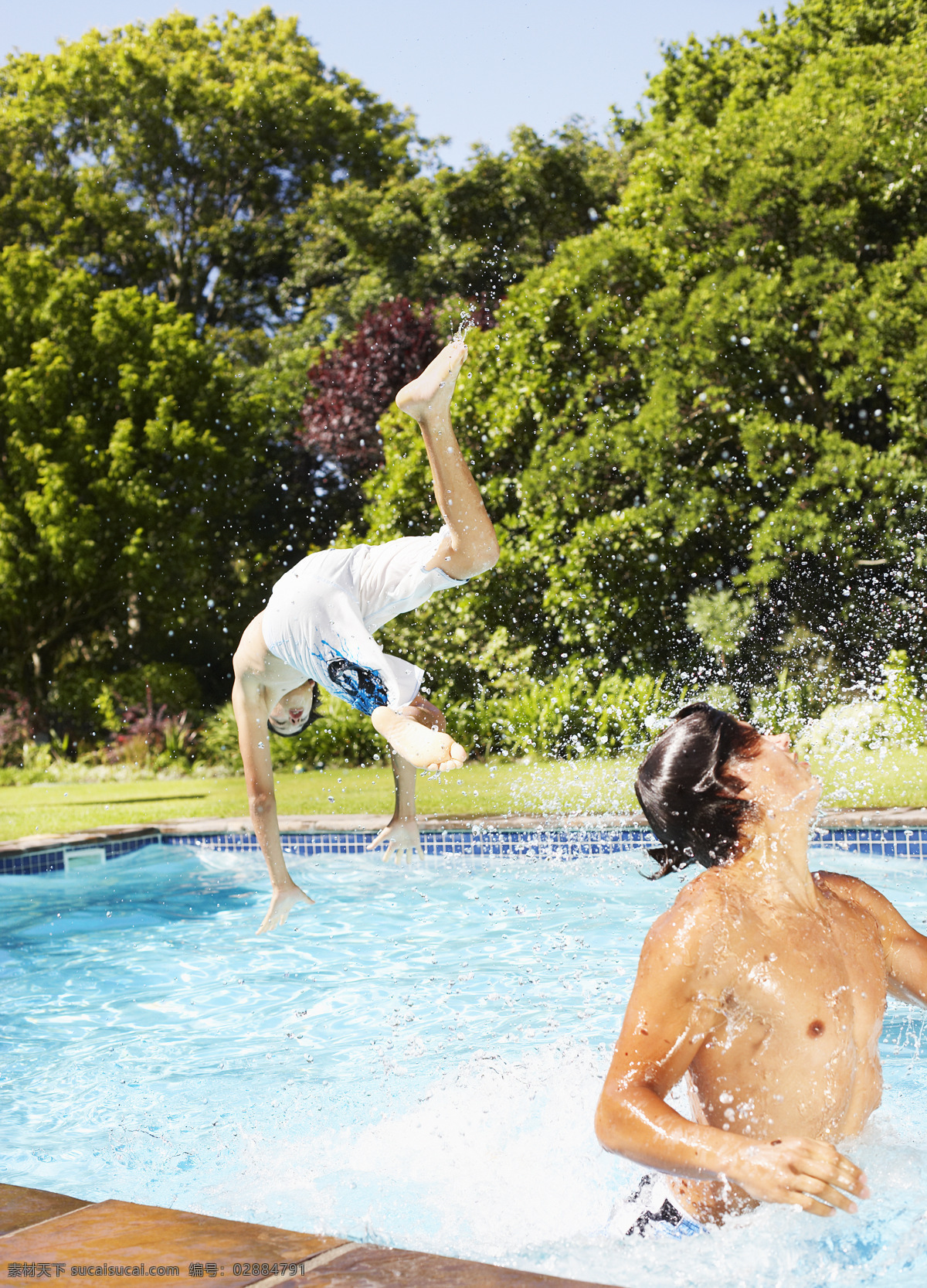 两个 游泳 男孩 人物 男性 少男 运动 跳水 跳跃 活力 动感 水花 自然 生活人物 人物图片