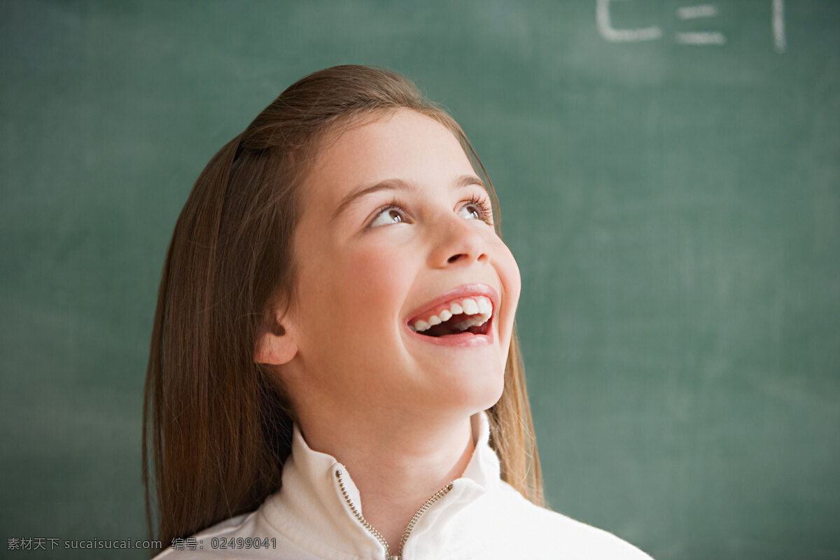 黑板 前 大笑 外国 小女孩 女孩 学生 小学生 开心 微笑 教室 室内 课堂 学习 教学 教育 儿童学习教育 高清图片 儿童图片 人物图片