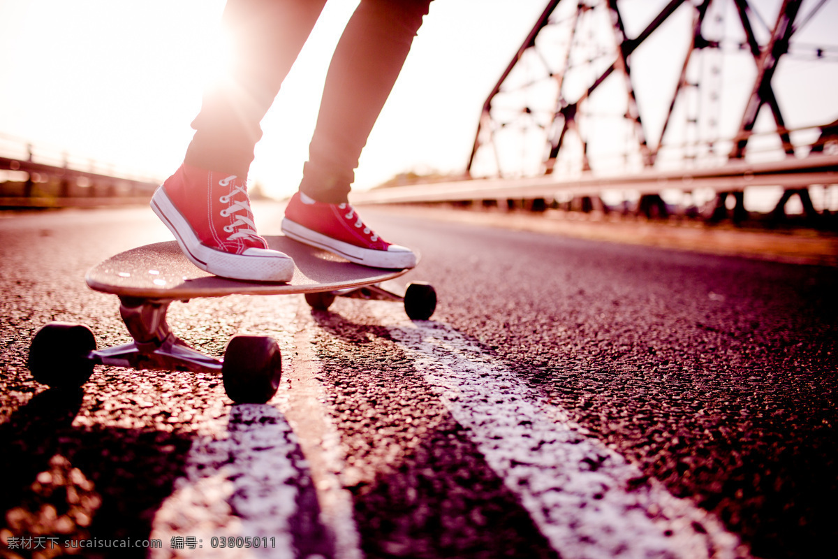 道路 上 玩 滑板 女孩 女性 动感人物 滑板运动 体育运动 生活百科