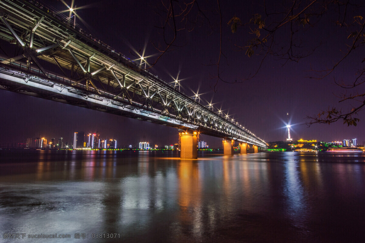 武汉 长江大桥 夜景 铁路 公路 两用铁桥 桥墩 桥框 灯光 美丽 壮观 江面 江岸 高楼 各种建筑 景观 景点 旅游摄影 建筑风光 国内旅游