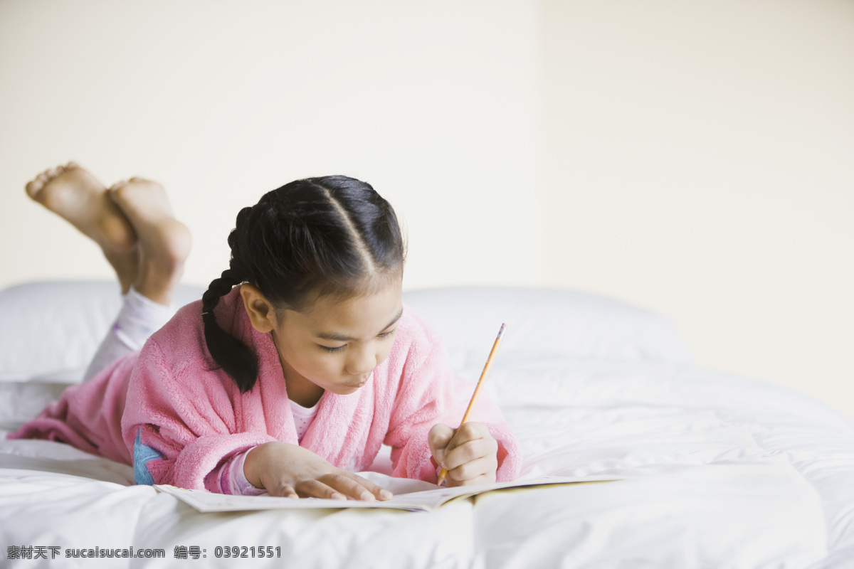 床上 写字 小女孩 小学生 天真无邪 童真 中国小孩 开心的小孩子 小朋友 微笑小女孩 写字的小女孩 儿童图片 人物图片