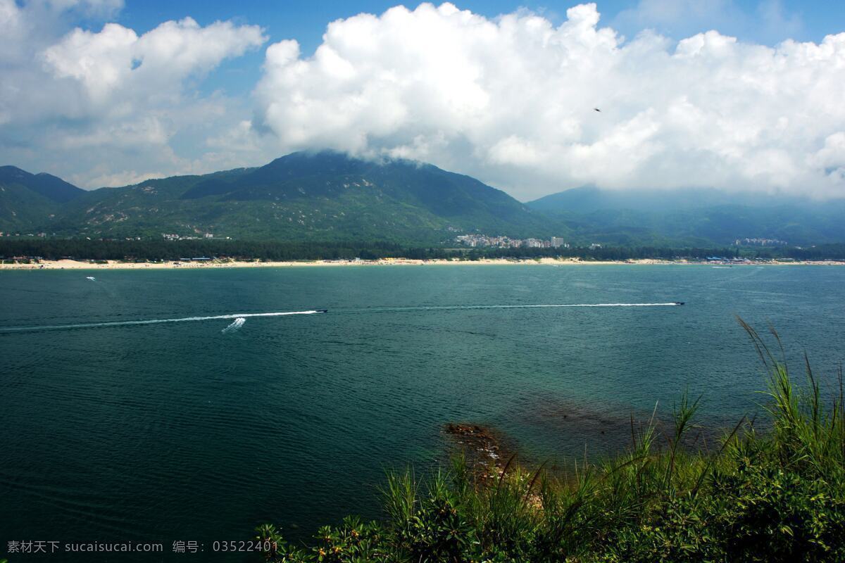 西冲 海滨 白云 海滩 礁石 旅游摄影 树丛 远山 自然风景 西冲海滨 蔚蓝大海 行进的小艇 psd源文件