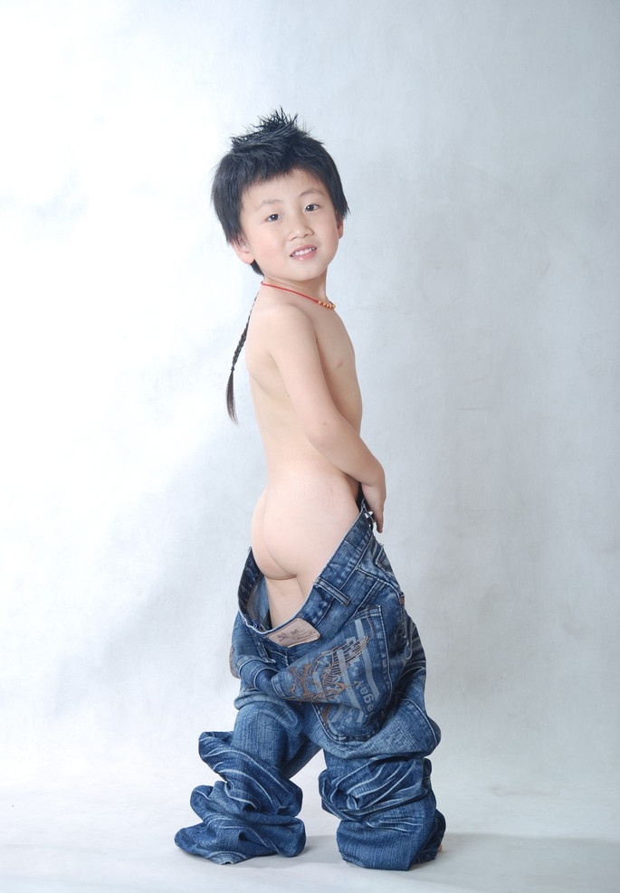 儿童幼儿 儿童 幼儿 男童 时尚宝贝 可爱宝贝 可爱小男孩 光 屁股 小 男孩 依高 依高牛仔裤 半裸男孩 超酷男孩 人物图库