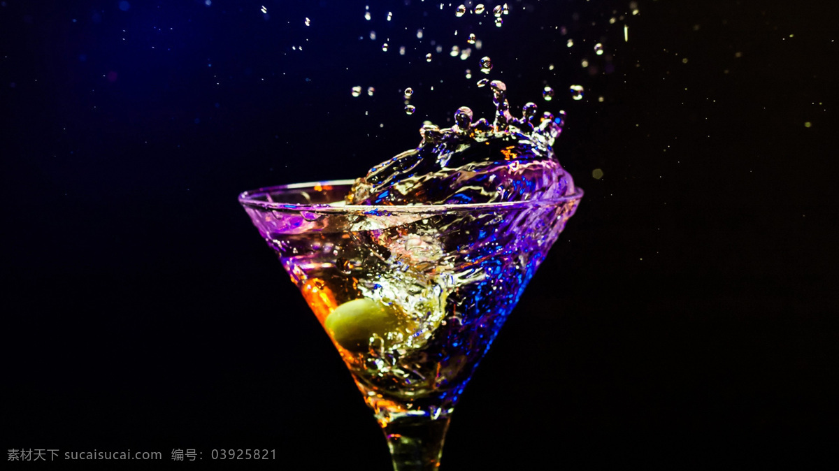 色彩鲜明 高脚杯 杯 彩色 调酒 对比 光线 喝 鸡尾酒 酒 色彩 闪亮 饮料 饮品 水 鲜明 背景图片