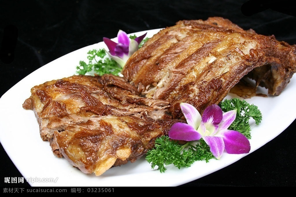 风味大排 大排 中华美食 美味 熟菜 鲜花 装饰 盘子 餐饮美食 传统美食 摄影图库