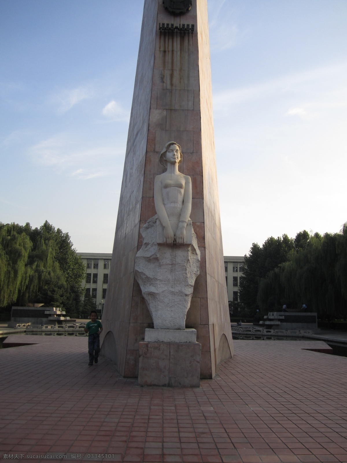 西安交通大学 风景 西安 交通大学 校园 大树 雕像 石雕 女头像 女人 摄影图片 旅游景点 国内旅游 旅游摄影
