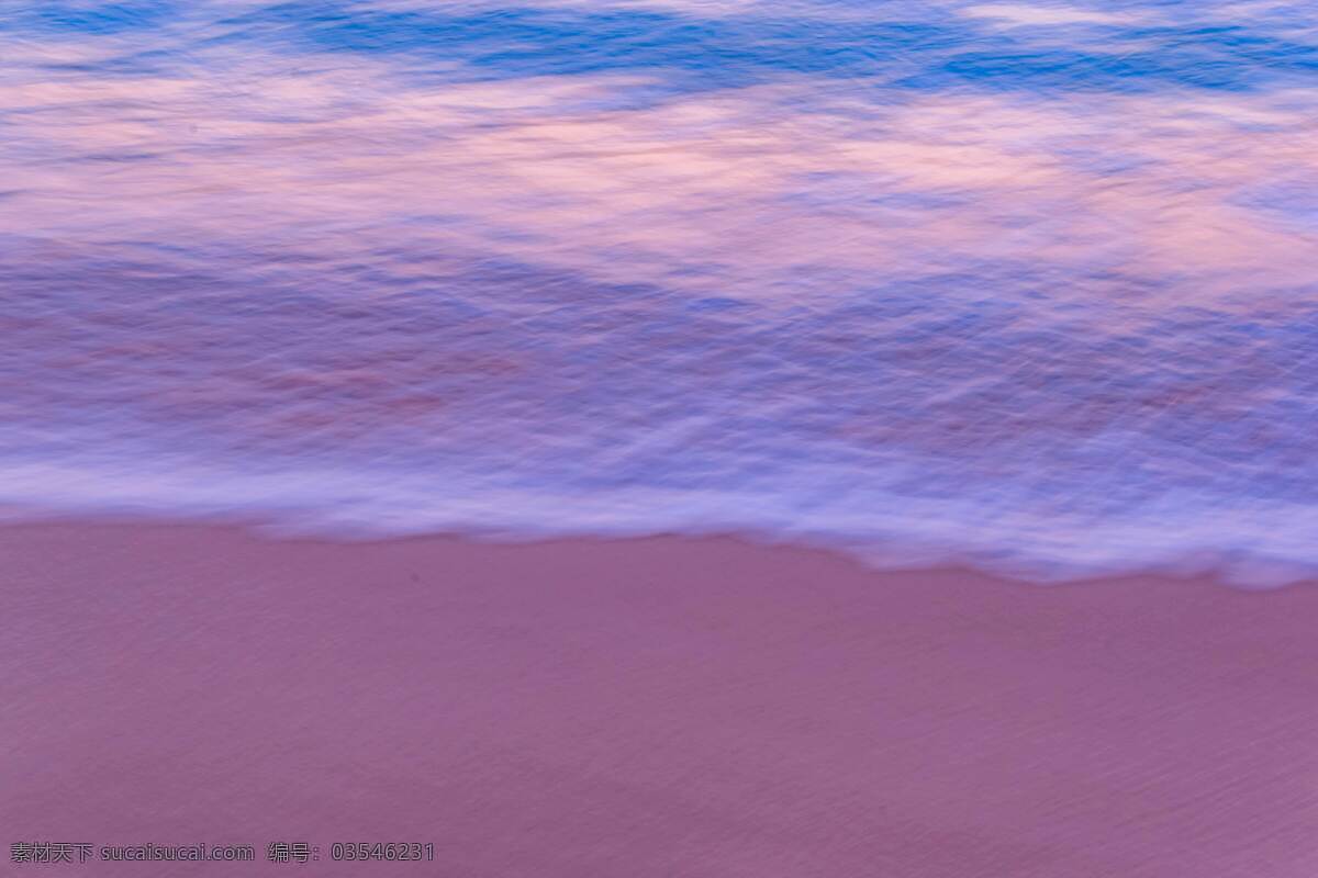 背景图 桌面壁纸 海浪 浪花 紫色 紫色调 白色 海滩 沙子 大海 蓝色 自然景观 自然风景