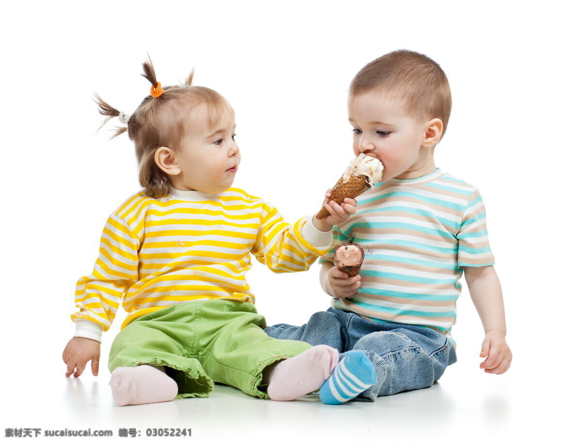 吃 冰激凌 两个 宝宝 外国宝宝 女孩男孩 进食 吃东西 儿童摄影 宝宝图片 人物图片