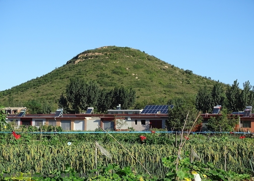 大山图片 山 大山 山下的房屋 巍峨的大山 太阳能发电 自然景观 田园风光