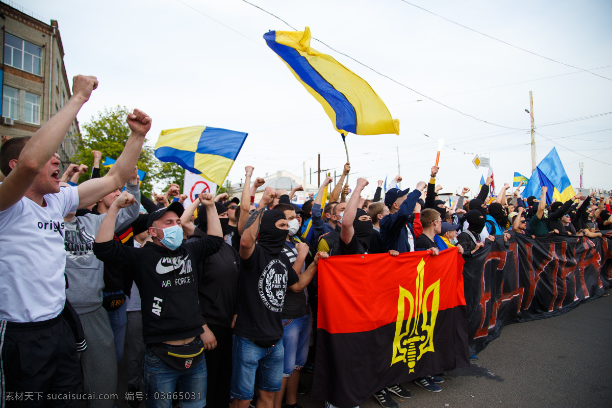 举 国旗 游行 乌克兰 群众 旗帜 乌克兰民众 人群 群众游行 集会 示威 其他类别 生活百科 白色