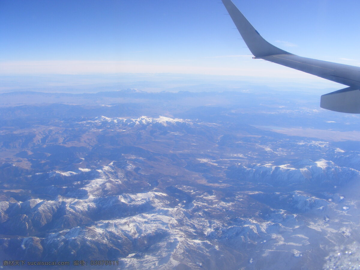 鸟瞰雪山 雪山 蓝天 机翼 鸟瞰 旅游摄影 自然风景 摄影图库