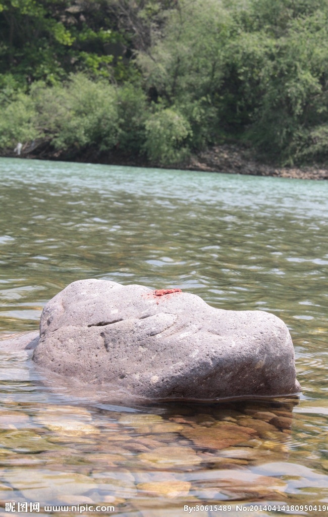水中石头 力量 溪水流动 小溪边 孤独 大石头 山水风景 自然景观