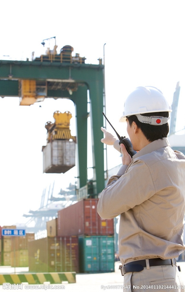 港口工人 码头 吊机 起重器 指挥 工人 泊位 机械 船务 港口 工业生产 现代科技